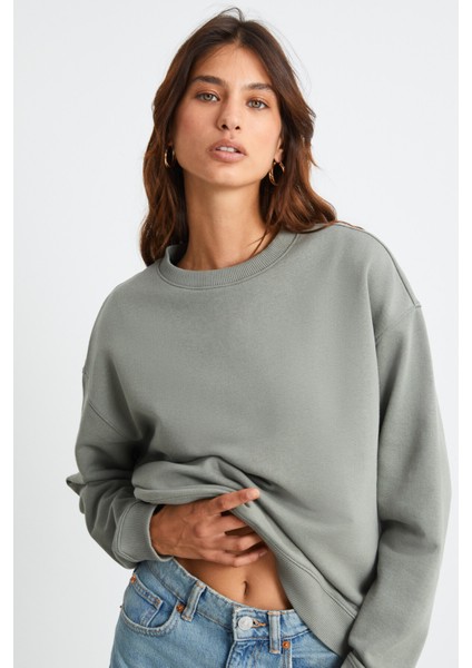 MAIJA Kadın İçi Şardonlu Süs Etiketi Detaylı Bisiklet Yaka Basic Açık Haki Sweatshirt fırsatları
