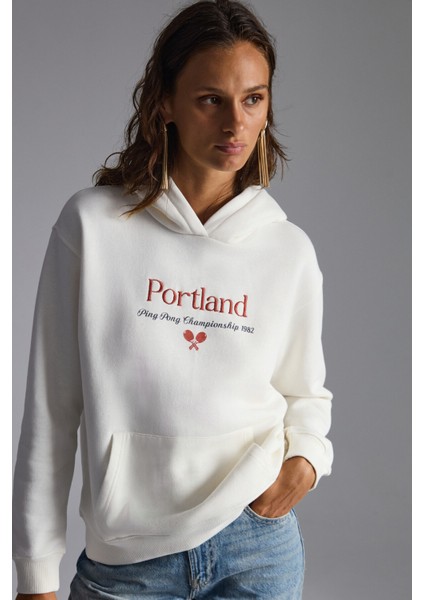 Nılsa Kadın Nakış Detaylı Organik Pamuk Şehir Temalı Regular Kapüşonlu Ekru Sweatshirt