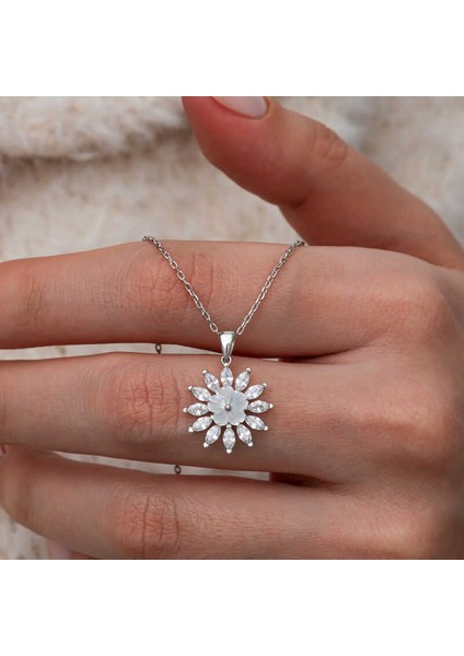 Gümüş Beyaz Manolya Çiçeği Kadın Kolye (BC-47BCAC)