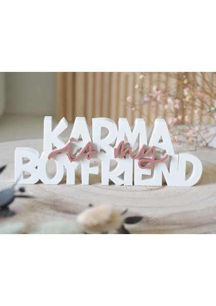 "karma Is My Boyfriend" 3D Yazılı Dekor – Pozitif Enerji Temalı Masa & Raf & Duvar Süsü