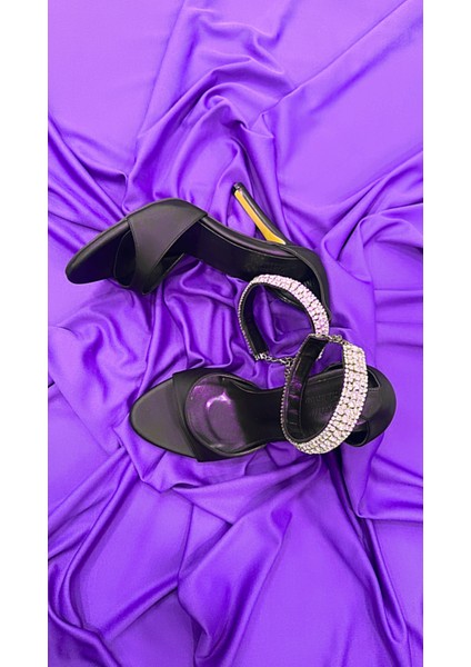 Siyah Bilek Taşlı Tek Bant Kadın Ayakkabısı fiyatları