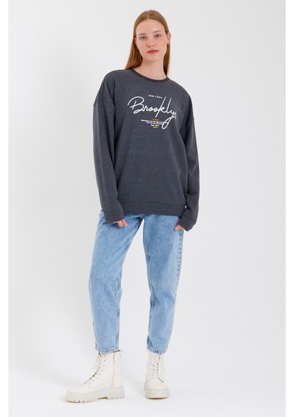 Süperlife Kadın Bisiklet Yaka Regular Fit El Yazılı Brooklyn Ince Sweatshirt SPR23SWK331