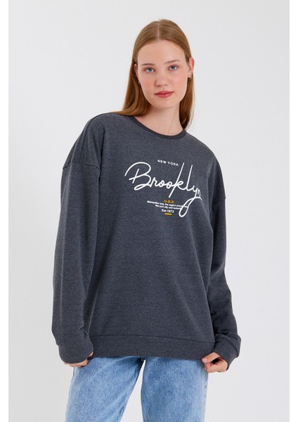 Süperlife Kadın Bisiklet Yaka Regular Fit El Yazılı Brooklyn Ince Sweatshirt SPR23SWK331 fırsatları