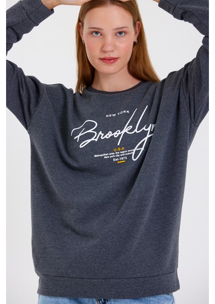 Süperlife Kadın Bisiklet Yaka Regular Fit El Yazılı Brooklyn Ince Sweatshirt SPR23SWK331 indirimleri