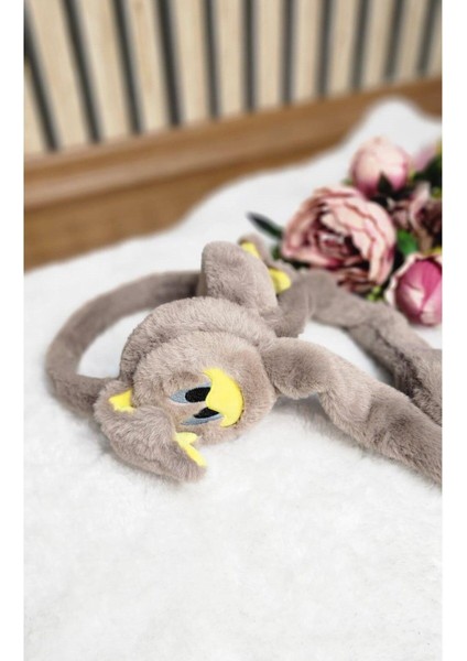 Pelüş Kulaklık Ses Çikartan. Hareket Edıyor