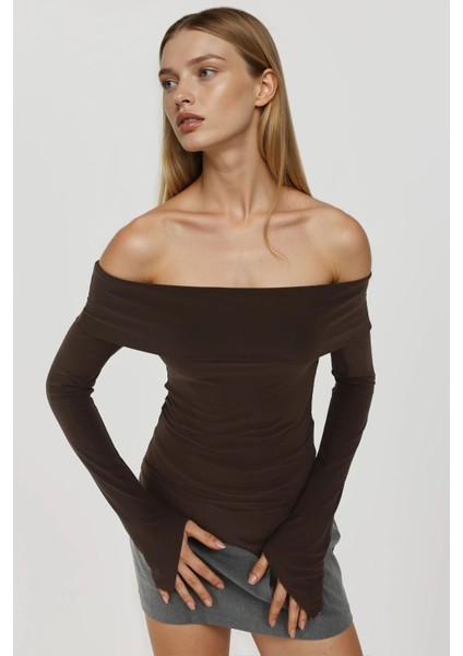 Kadın Zarif Tekne Yaka Uzun Kollu Slim Fit Üst Brown
