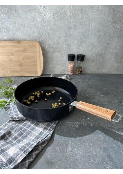 Bien Black Indüksiyonlu 24 cm Wok Tava Akasya Ağacı Saplı