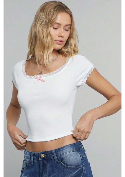 Kadın Beyaz Göğsü ve Kolları Dantelli Fiyonklu Kısa Kol Crop Top Bluz fırsatları