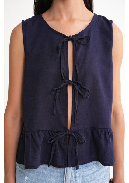 4717 Kadın Önü Bağcıklı Fırfırlı Kolsuz Keten Bluz Lacivert indirimleri
