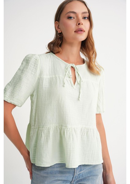 4715 Kadın Yakası Bağlamalı Kısa Kol Müslin Bluz Adaçayı