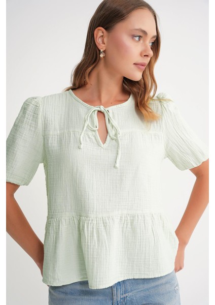 4715 Kadın Yakası Bağlamalı Kısa Kol Müslin Bluz Adaçayı modelleri