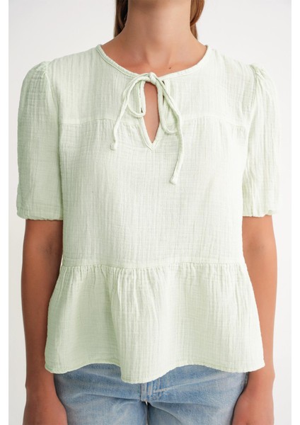 4715 Kadın Yakası Bağlamalı Kısa Kol Müslin Bluz Adaçayı fırsatları