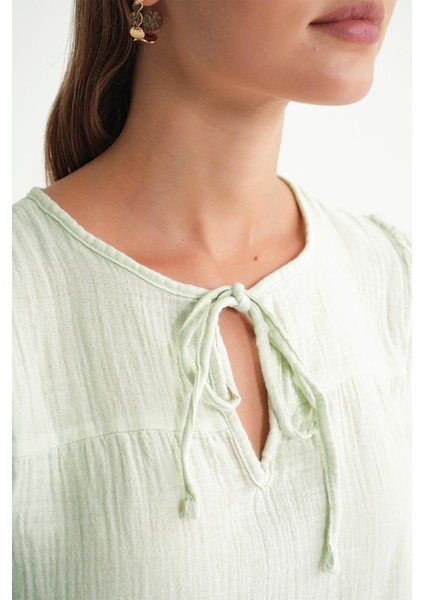 4715 Kadın Yakası Bağlamalı Kısa Kol Müslin Bluz Adaçayı indirimleri