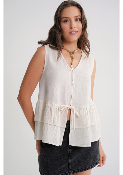 4722 Kadın V Yaka Fırfırlı Müslin Bluz Naturel