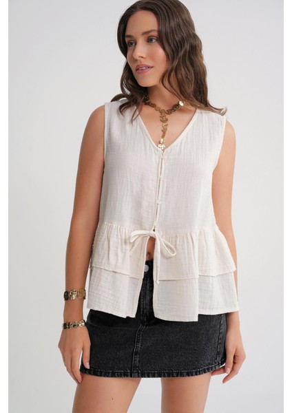 4722 Kadın V Yaka Fırfırlı Müslin Bluz Naturel modelleri