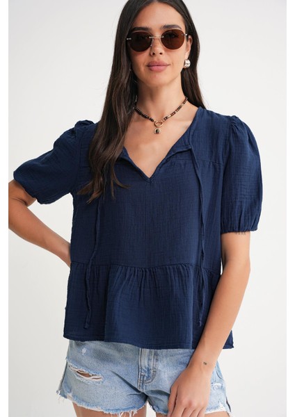 4715 Kadın Yakası Bağlamalı Kısa Kol Müslin Bluz Lacivert modelleri