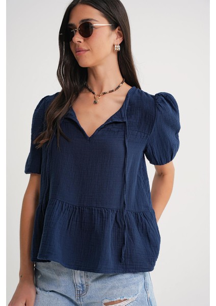 4715 Kadın Yakası Bağlamalı Kısa Kol Müslin Bluz Lacivert fırsatları