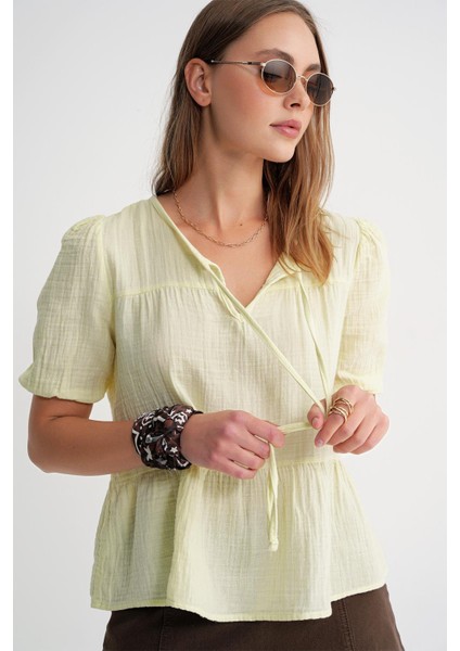 4715 Kadın Yakası Bağlamalı Kısa Kol Müslin Bluz Sarı indirimleri