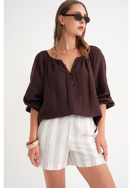 4707 Kadın Yakası Büzgülü Kolu Lastikli Bol Müslin Bluz Kahve modelleri