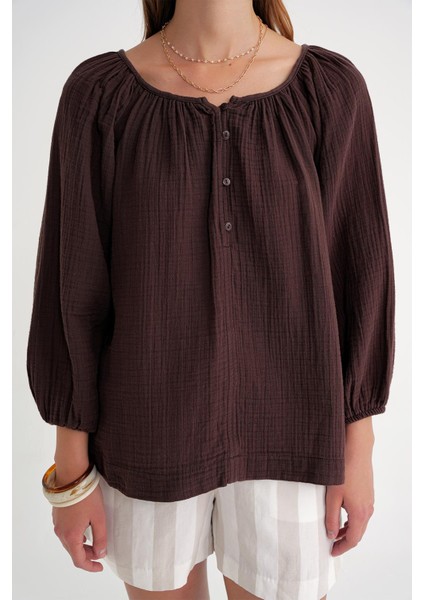 4707 Kadın Yakası Büzgülü Kolu Lastikli Bol Müslin Bluz Kahve indirimleri