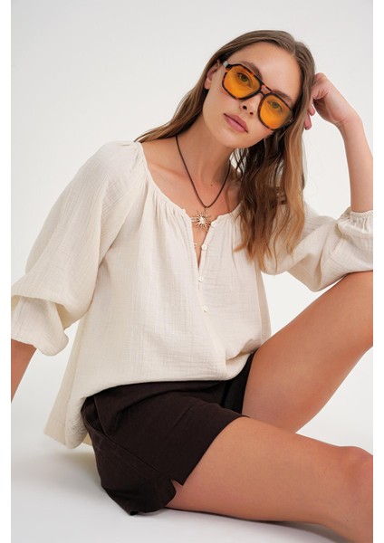 4707 Kadın Yakası Büzgülü Kolu Lastikli Bol Müslin Bluz Naturel fırsatları