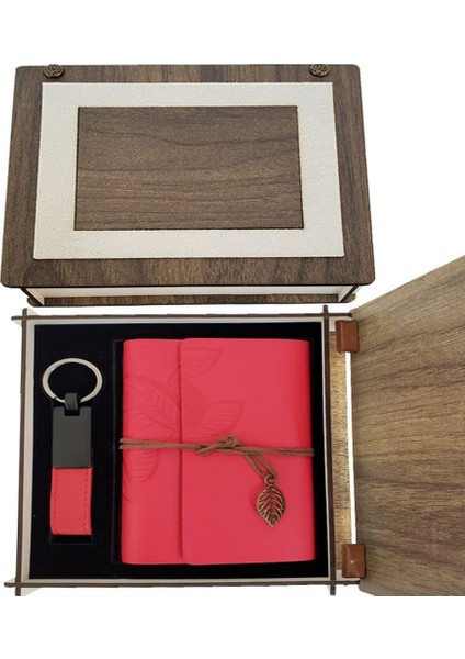 Özel Ahşap Kutulu Kırmızı Deri Defter ve Anahtarlık Seti modelleri