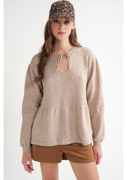 6950 Kadın Yakası Bağcıklı Pileli Triko Kazak Bej
