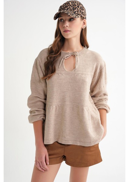 6950 Kadın Yakası Bağcıklı Pileli Triko Kazak Bej fırsatları