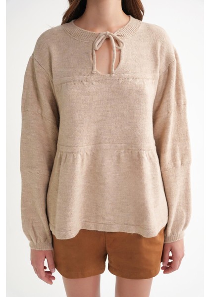 6950 Kadın Yakası Bağcıklı Pileli Triko Kazak Bej indirimleri