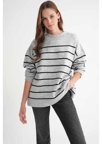 6944 Kadın Salaş Yumuşak Dokulu Çizgili Triko Kazak Gri