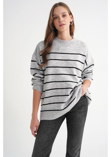 6944 Kadın Salaş Yumuşak Dokulu Çizgili Triko Kazak Gri fiyatları