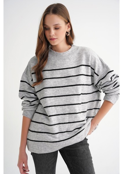 6944 Kadın Salaş Yumuşak Dokulu Çizgili Triko Kazak Gri modelleri
