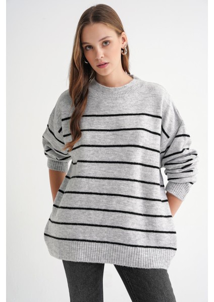 6944 Kadın Salaş Yumuşak Dokulu Çizgili Triko Kazak Gri fırsatları