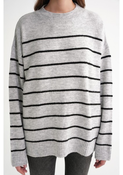 6944 Kadın Salaş Yumuşak Dokulu Çizgili Triko Kazak Gri indirimleri