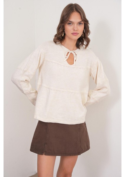 6950 Kadın Yakası Bağcıklı Pileli Triko Kazak Naturel