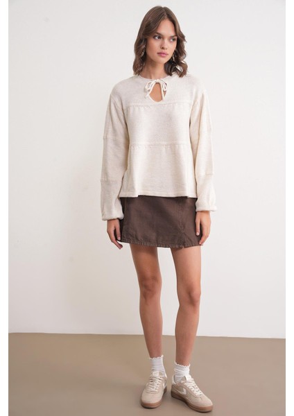 6950 Kadın Yakası Bağcıklı Pileli Triko Kazak Naturel fiyatları