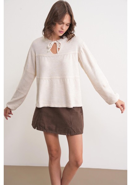 6950 Kadın Yakası Bağcıklı Pileli Triko Kazak Naturel modelleri