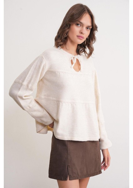 6950 Kadın Yakası Bağcıklı Pileli Triko Kazak Naturel fırsatları