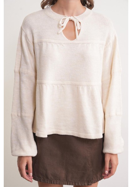 6950 Kadın Yakası Bağcıklı Pileli Triko Kazak Naturel indirimleri