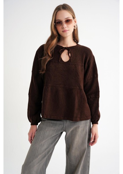 6950 Kadın Yakası Bağcıklı Pileli Triko Kazak Kahve