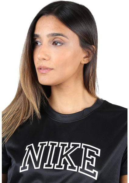 Dri-Fit Swoosh Graphic Running Short-Sleeve Siyah Kadın Tişört modelleri