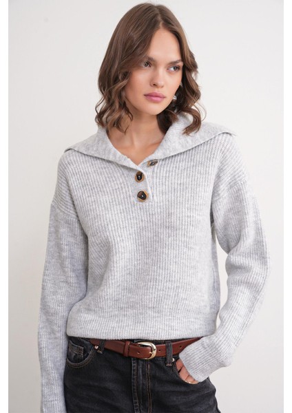 6900 Kadın Düğmeli Devrik Yaka Triko Kazak Gri