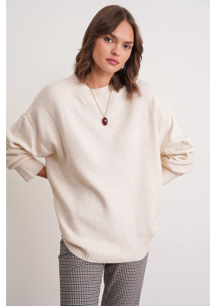 6913 Kadın Salaş Yumuşak Dokulu Oversize Triko Kazak Naturel modelleri