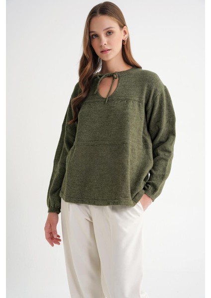 6950 Kadın Yakası Bağcıklı Pileli Triko Kazak Haki modelleri