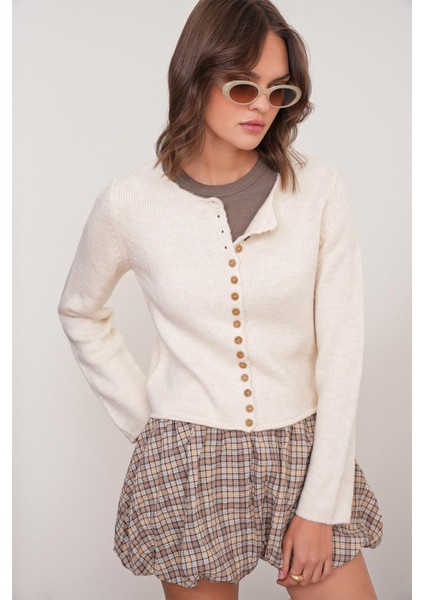 6957 Kadın Düğmeli Bisiklet Yaka Triko Hırka Naturel modelleri