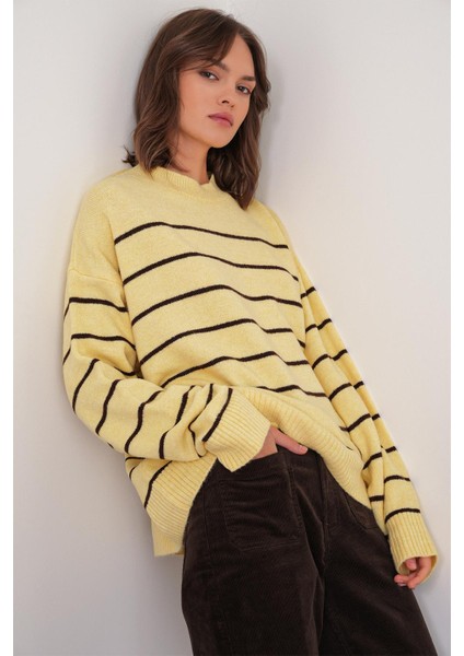 6944 Kadın Salaş Yumuşak Dokulu Çizgili Triko Kazak Sarı modelleri