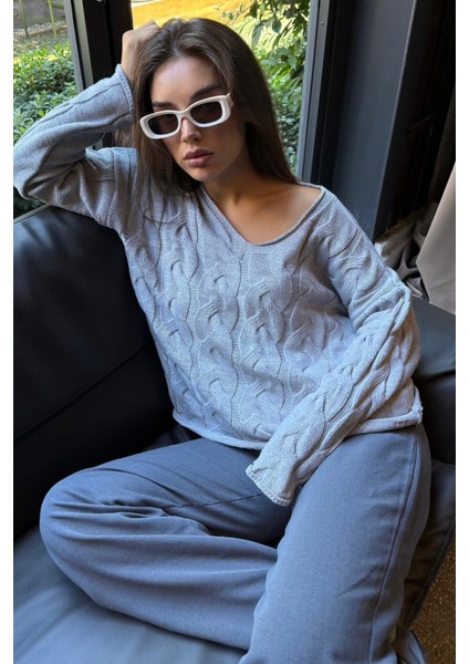 Gri V Yaka Örgü Desen Oversize Kadın Kazak MG2519 fiyatları