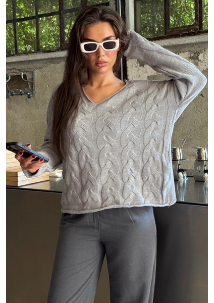 Gri V Yaka Örgü Desen Oversize Kadın Kazak MG2519 modelleri