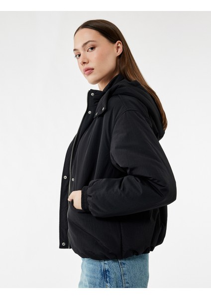 Cepli Fermuarlı Su Itici Uzun Kollu Kapüşonlu Kısa Şişme Mont