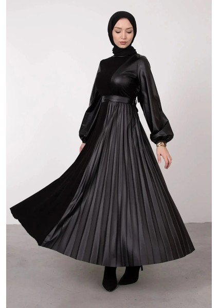 Piliseli Deri Detaylı Elbise